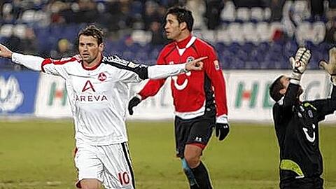 Das war der erste Streich: Albert Bunjaku trifft gegen die Hannoveraner Karim Haggui, Christian Schulz und Florian Fromlowitz.