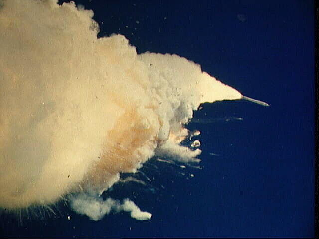 Die Raumfähre Challenger war die dritte Raumfähre der NASA und wurde 1983 in Dienst gestellt.
Sie absolvierte neun vollständige Flüge mit insgesamt 987 Erdumkreisungen.
Am 28. Januar 1986, 73 Sekunden nach dem Start der Mission STS-51-L, brach die Raumfähre in etwa 15 Kilometer Höhe auseinander, was auf dem Bild zu sehen ist.
