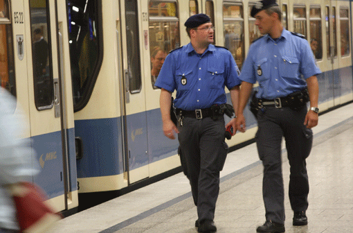 Gefährliche Falle &ndash; vor allem für Blinde: Die Abstände zwischen den Waggons sind so groß, dass ein Erwachsener leicht hineinfallen kann.