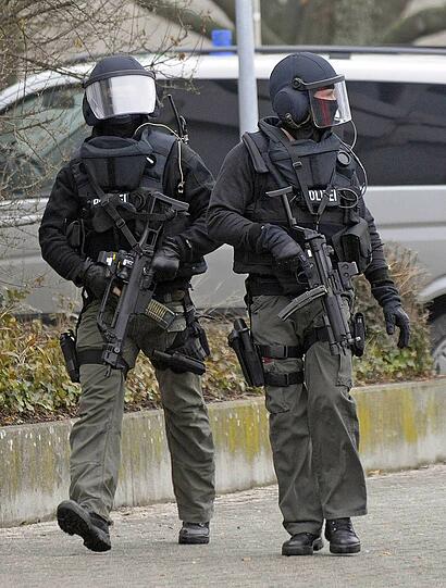 Mit Helm und kugelsicherer Weste: So treten Polizisten des Sondereinsatzkommandos (SEK) in Aktion.