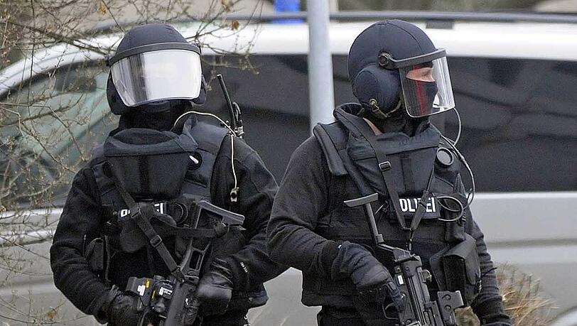 Mit Helm und kugelsicherer Weste: So treten Polizisten des Sondereinsatzkommandos (SEK) in Aktion. Mit Helm und kugelsicherer Weste: So treten Polizisten des Sondereinsatzkommandos (SEK) in Aktion.