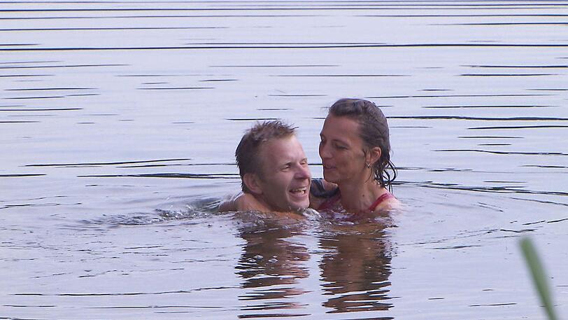 Der bodenständige Kuhbauer Brian (35) und Sylvia (35) kommen sich bei einem Bad im See näher.