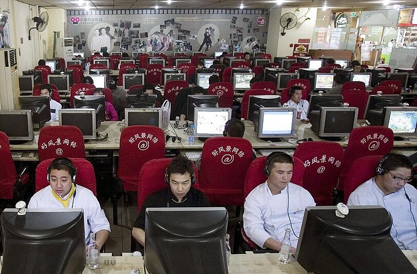 Besucher eines Internet-Cafés: Während ein 22-Jähriger in Seoul ein Café besuchte, verhungerte daheim sein Kind (Symbolfoto aus Peking).