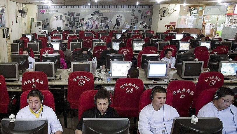 Besucher eines Internet-Cafés: Während ein 22-Jähriger in Seoul ein Café besuchte, verhungerte daheim sein Kind (Symbolfoto aus Peking). Besucher eines Internet-Cafés: Während ein 22-Jähriger in Seoul ein Café besuchte, verhungerte daheim sein Kind (Symbolfoto aus Peking).