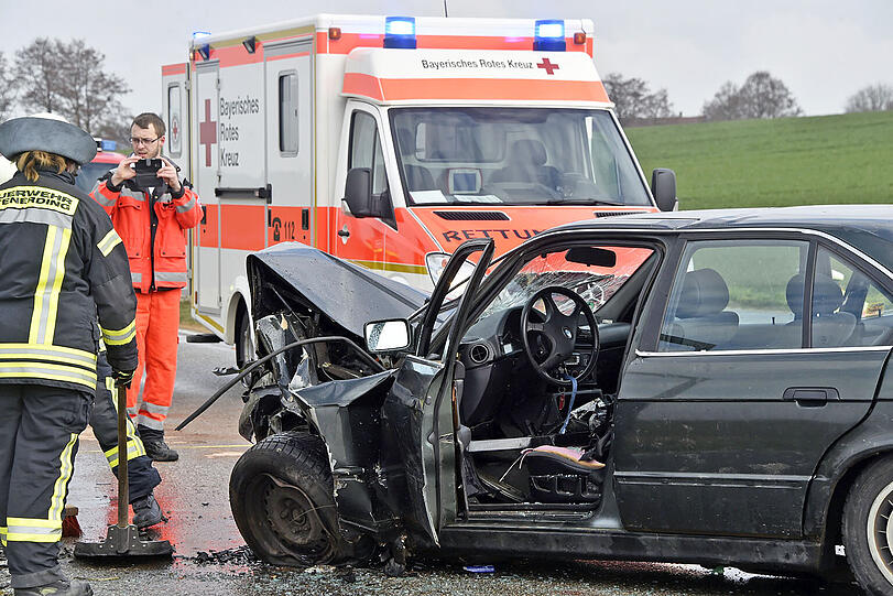 Bei dem Unfall nahe Erding wurden alle drei Beteiligten teils schwer verletzt.