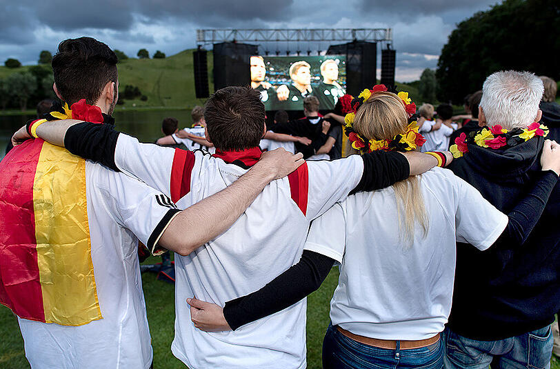 Wer am Samstag zum Public Viewing geht, sollte sicherheitshalber eine Jacke einpacken - es könnte regnen.