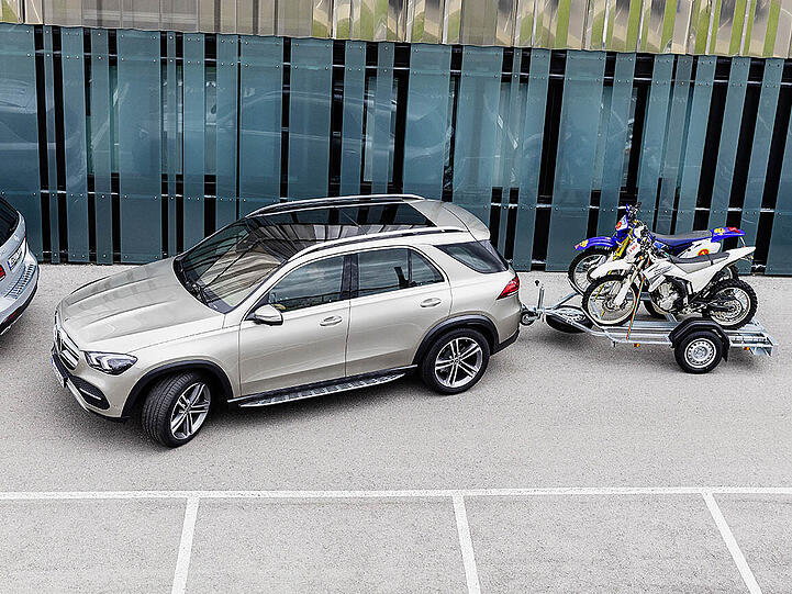 Der Anhängerassistent erleichtert dem Fahrer des GLE das Rangieren.