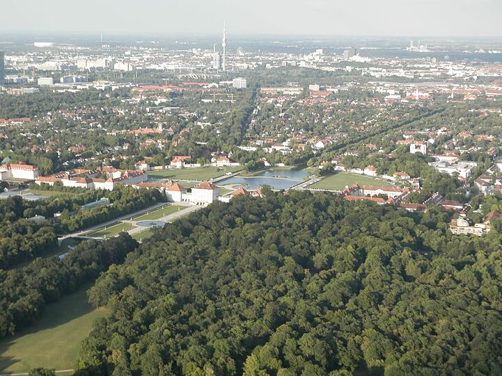 Das Schloss Nymphenburg mit Schlosskanal und Schlosspark