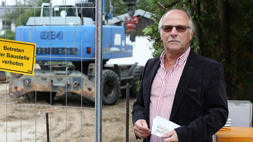 Sauer: Wolfgang Wiedmann vor der Grenze zu seinem Grundstück, wo die Bauarbeiter seinen Zaun einfach weggerissen haben.