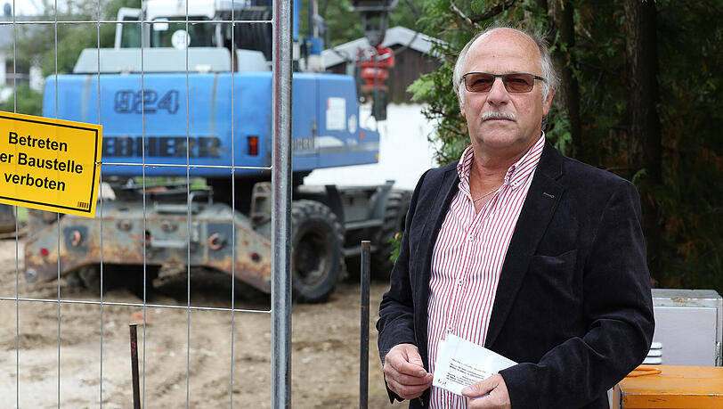 Sauer: Wolfgang Wiedmann vor der Grenze zu seinem Grundstück, wo die Bauarbeiter seinen Zaun einfach weggerissen haben. Sauer: Wolfgang Wiedmann vor der Grenze zu seinem Grundstück, wo die Bauarbeiter seinen Zaun einfach weggerissen haben.