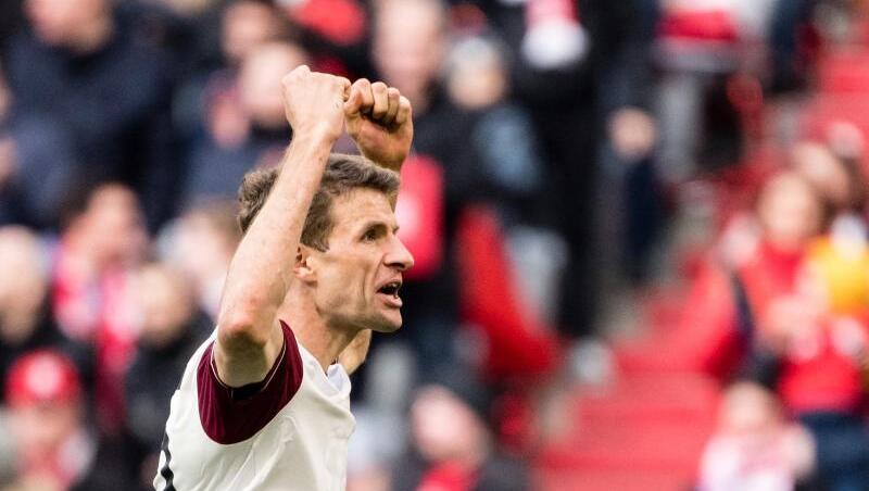 Thomas Müller brachte die Bayern mit seinem Treffer gegen den FC Augsburg in Führung. Thomas Müller brachte die Bayern mit seinem Treffer gegen den FC Augsburg in Führung.