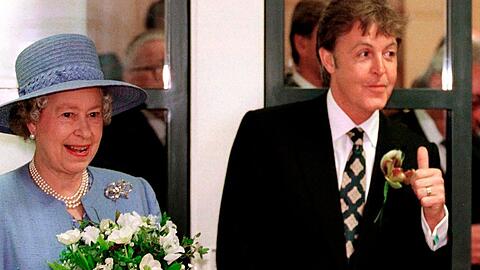 Paul McCartney bei einem Auftritt mit der Queen.