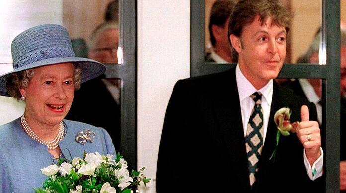 Paul McCartney bei einem Auftritt mit der Queen.