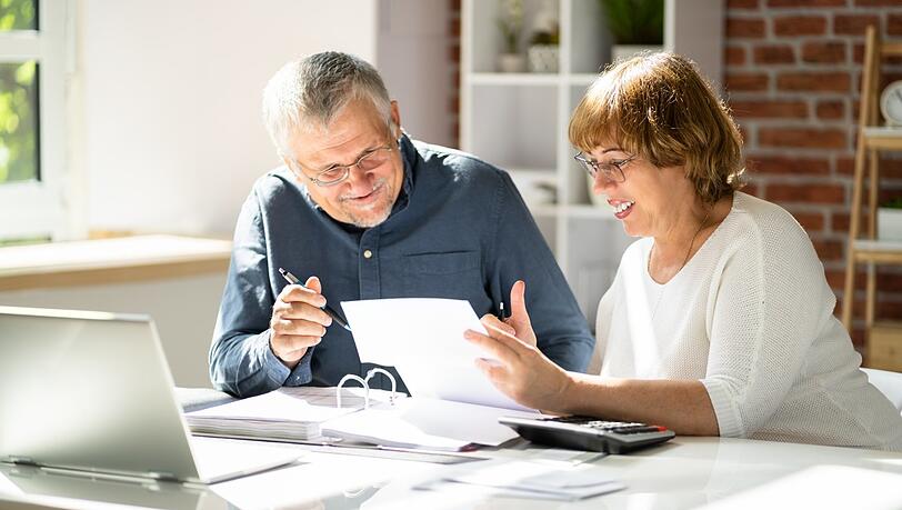 Zwei Rentner gehen ihre Unterlagen durch. Der VdK fordert ein Rentenniveau von 53 Prozent und dass künftig alle Menschen in die gesetzliche Rentenkasse einzahlen müssen. Zwei Rentner gehen ihre Unterlagen durch. Der VdK fordert ein Rentenniveau von 53 Prozent und dass künftig alle Menschen in die gesetzliche Rentenkasse einzahlen müssen.