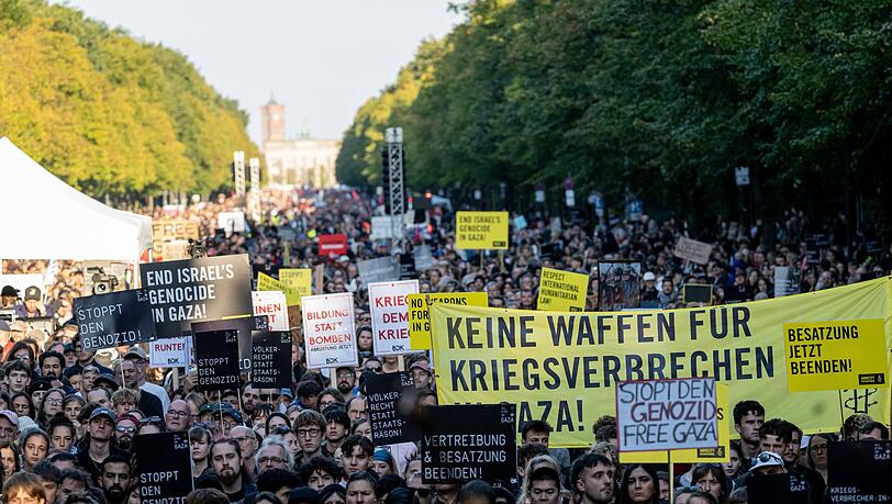 Mehr als 100.000 Menschen haben nach Schätzung der Veranstalter am Gaza-Protest teilgenommen. Die Polizei nannte etwas niedrigere Zahlen.