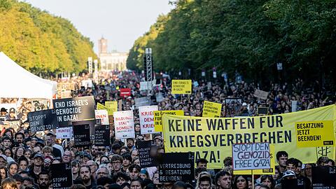 Mehr als 100.000 Menschen haben nach Schätzung der Veranstalter am Gaza-Protest teilgenommen. Die Polizei nannte etwas niedrigere Zahlen.