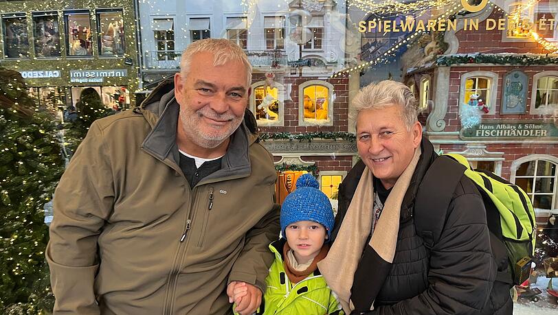 Endlich wieder Oma- und Opa-Tag: Felix (4) mit Petra und Ralf Axer. Endlich wieder Oma- und Opa-Tag: Felix (4) mit Petra und Ralf Axer.