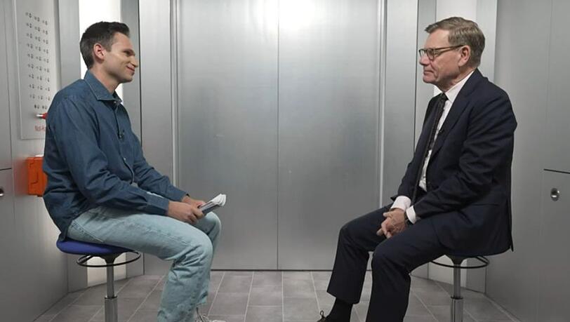 Johann Wadephul (rechts) stellt sich bei "Next Stop Köster" den kritischen Fragen von Fabian Köster - eingesperrt in einem Fahrstuhl. Johann Wadephul (rechts) stellt sich bei "Next Stop Köster" den kritischen Fragen von Fabian Köster - eingesperrt in einem Fahrstuhl.