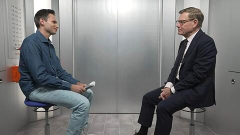 Johann Wadephul (rechts) stellt sich bei "Next Stop K&ouml;ster" den kritischen Fragen von Fabian K&ouml;ster - eingesperrt in einem Fahrstuhl.