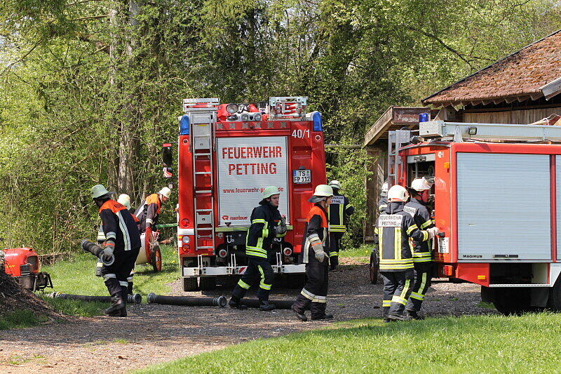 Mit einer Löschkette kämpften ein Feuerwehrmänner gegen die Feuerwalze, die sich durch das Schilf fraß.