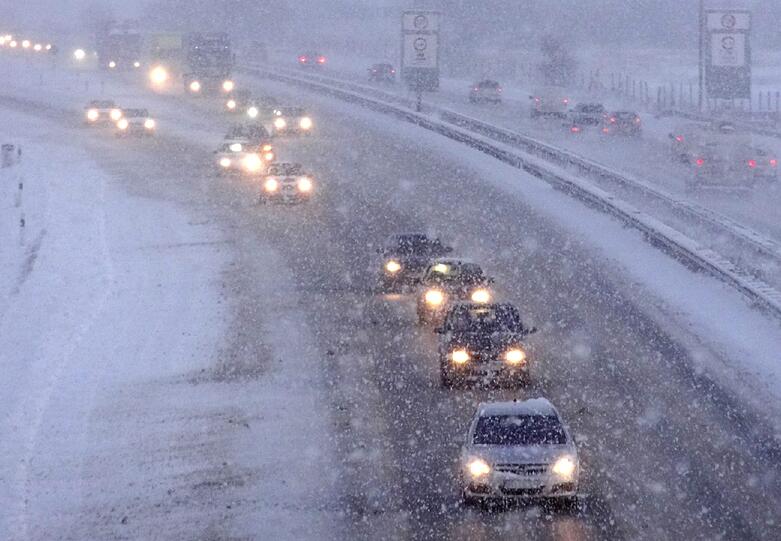 Für manchen Pendler endete die Fahrt im Straßengraben: Schneefälle haben in der Nacht zum Dienstag viele Straßen in Franken in tückische Rutschbahnen verwandelt.