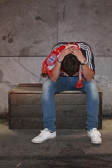 Ein Abend der emotionalen Achterbahnfahrt - mit dem brutalen Absturz aus einem ach so schönen Traum. So hofften, bangten, jubelten - und weinten die Fans des FC Bayern.