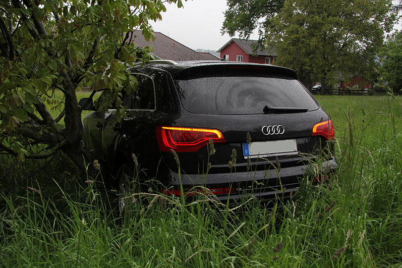 Einsatzkräfte an der Unfallstelle. An dem Audi ist ein Sachschaden von 35.000 Euro entstanden und der Fahrer ist seinen Führerschein erstmal los.