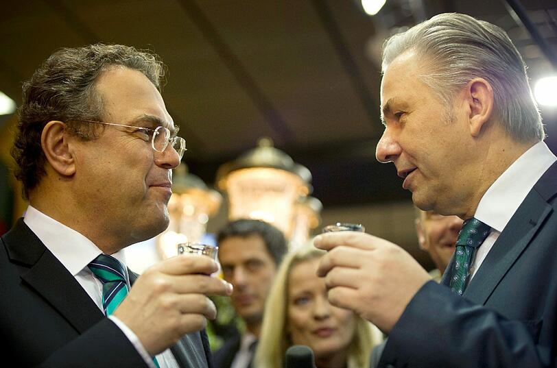 Stößchen! Friedrich mit Berlins Bürgermeister Wowereit. Also: links Schwarzer, rechts Roter, dazwischen Klarer.