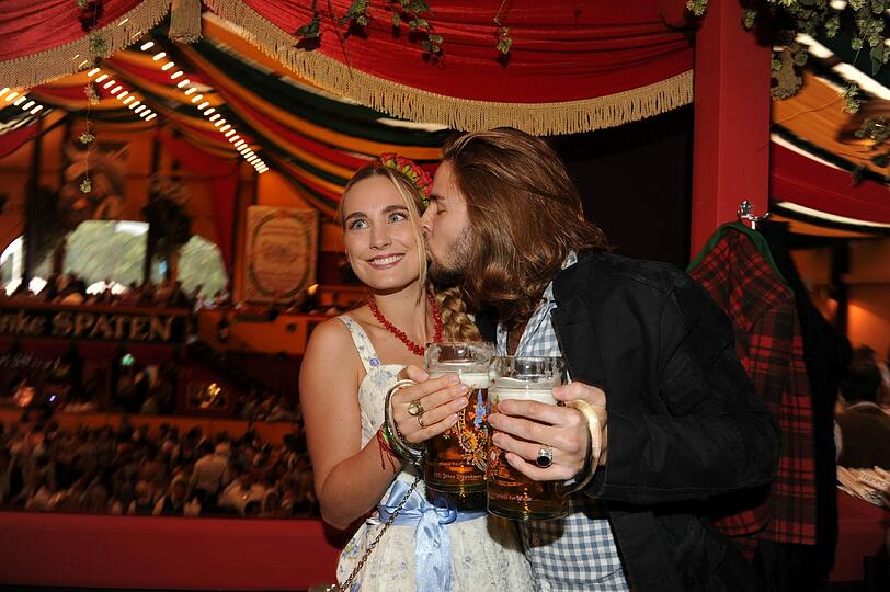 Musiker Gil Ofarim ist sehr stürmisch mit seiner Freundin Verena unterwegs.