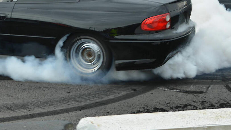 Bei dem versuchten "Burnout" qualmten nicht nur die Reifen (Archivbild).