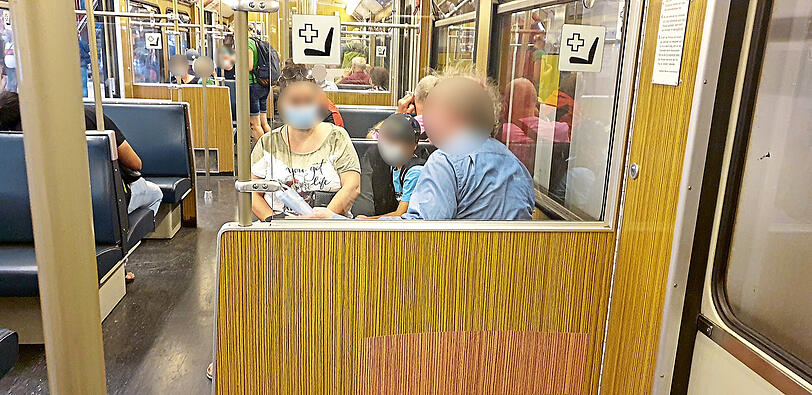Ein Maskenmuffel kassiert einen bösen Blick in der U-Bahn.