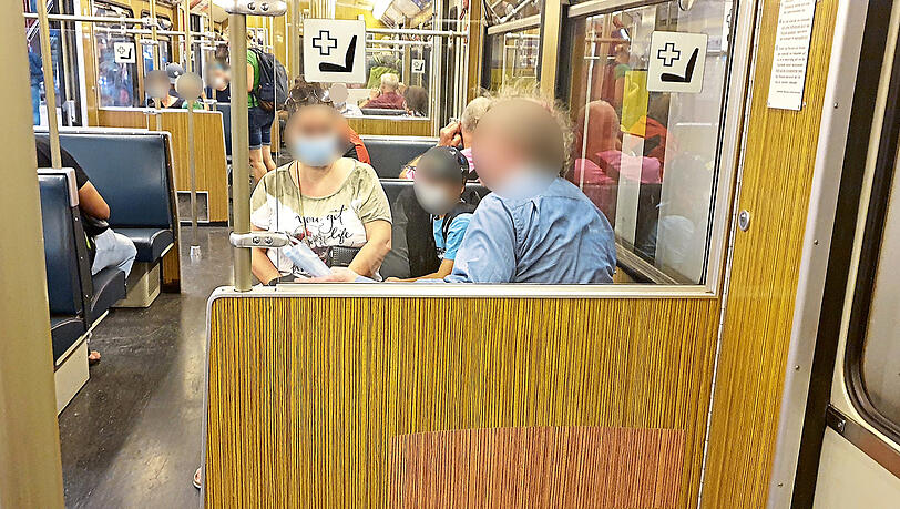 Ein Maskenmuffel kassiert einen bösen Blick in der U-Bahn. Ein Maskenmuffel kassiert einen bösen Blick in der U-Bahn.