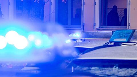 Polizeifahrzeuge mit Blaulicht (Symbolbild). Gleich mit mehreren Streifen war die Polizei in Milbertshofen im Einsatz.