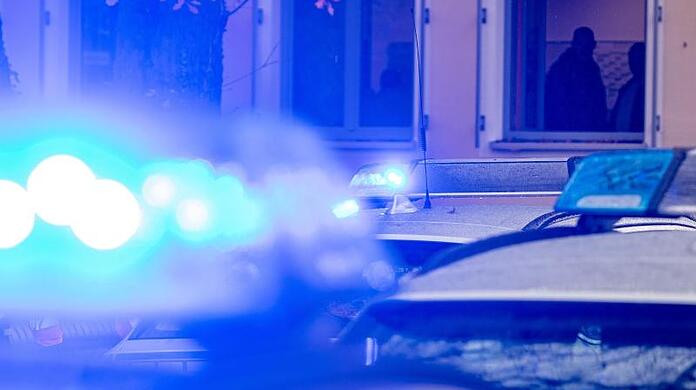 Polizeifahrzeuge mit Blaulicht (Symbolbild). Gleich mit mehreren Streifen war die Polizei in Milbertshofen im Einsatz.