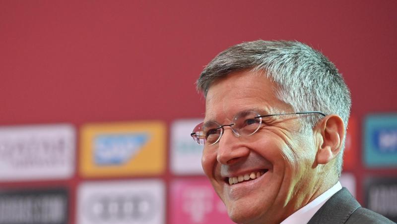 Herbert Hainer, Präsident des FC Bayern München eV, spricht auf dem Podium.