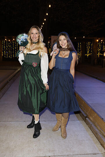 Schwingen auch flei&szlig;ig den Eisstock: Die Wiesn-Playmates Leonie Splitter (l., 2025) und Vroni Sbrizzai (2024).