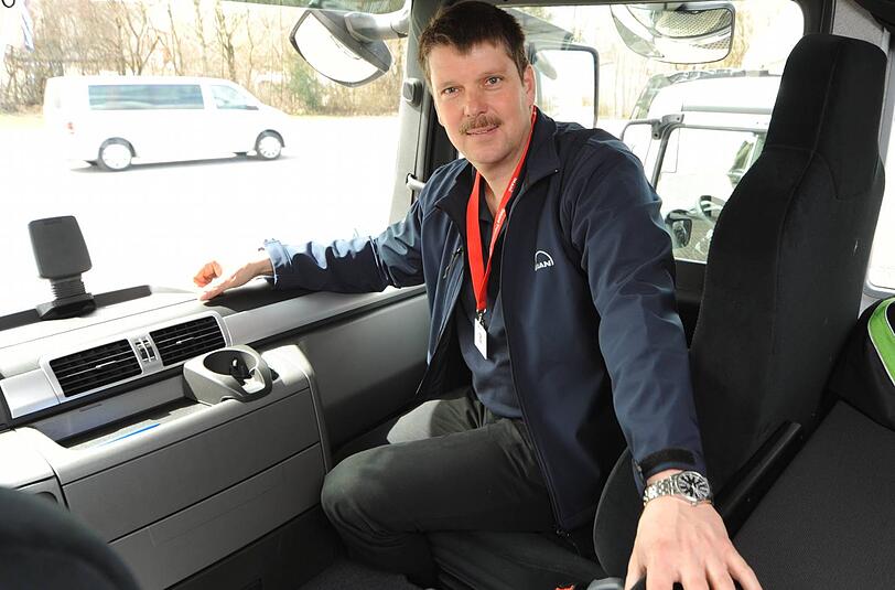Tipps vom Spezialisten: Christian Holzheuer macht Brummifahrer mit den Extras der MAN-Trucks vertraut. Foto: Gregor Feindt