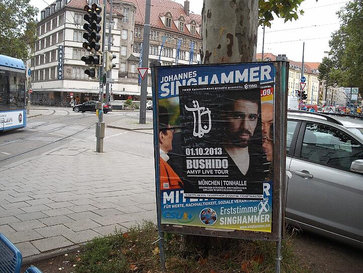 Teils beschädigt, teils überklebt, in jedem Fall unschön fürs Stadtbild: Die Plakate von Landtags- und Bundestagswahlkampf stehen und hängen noch überall herum.
