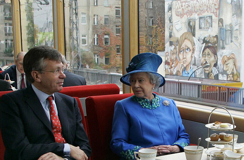November 2004:  Elizabeth II. und der britische Botschafter in Deutschland, Peter Torry, fahren in einem Panoramazug der S-Bahn von Berlin nach Potsdam.