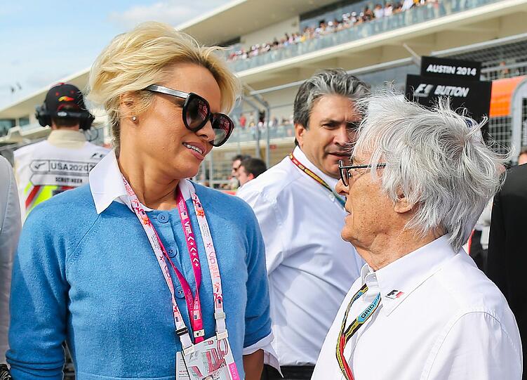 Pamela Anderson (hier mit Bernie Ecclestone bei der Formel 1) - seit ihrem ersten "Playboy"-Cover 1989 gilt die Blondine als weltweites Sex-Symbol.