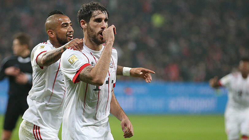 Beliebte Jubelpose - aus gegebenem Anlass: Bayern-Profi Javi Martínez feiert seinen Treffer zum 1:0 in Leverkusen.