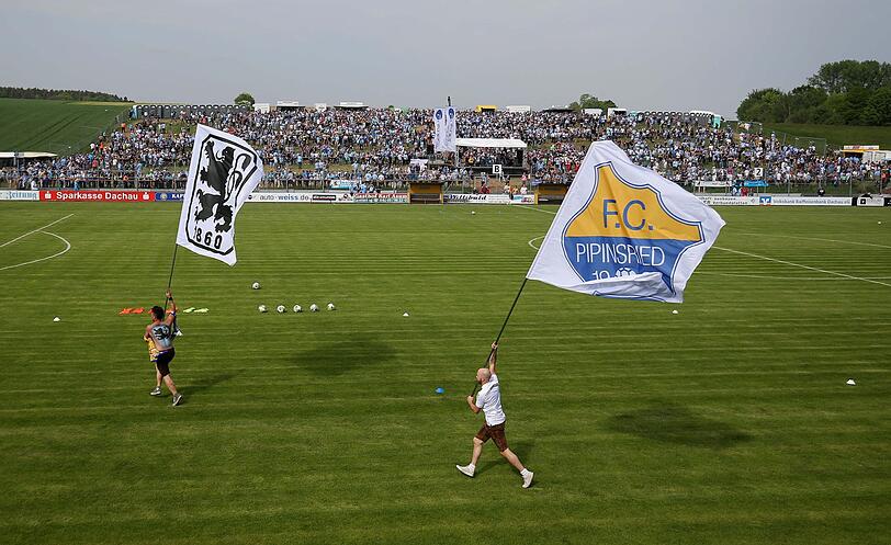 Anfang Mai feierten die Löwen in Pipinsried die Meisterschaft. Jetzt droht dem dortigen FC der Zwangsabstieg.