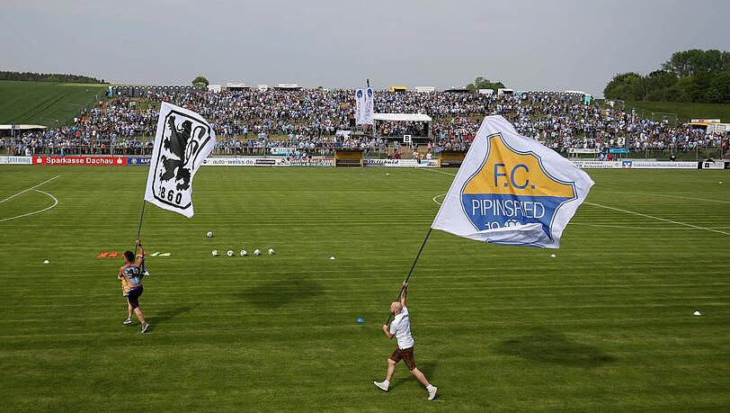 Anfang Mai feierten die Löwen in Pipinsried die Meisterschaft. Jetzt droht dem dortigen FC der Zwangsabstieg. Anfang Mai feierten die Löwen in Pipinsried die Meisterschaft. Jetzt droht dem dortigen FC der Zwangsabstieg.
