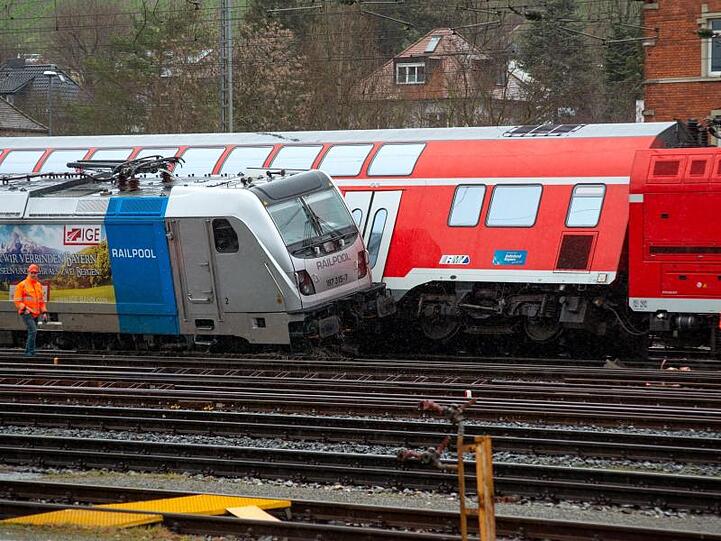 Entgleiste Züge stehen im Hauptbahnhof. Foto: Andre Höfig/dpa/Archiv