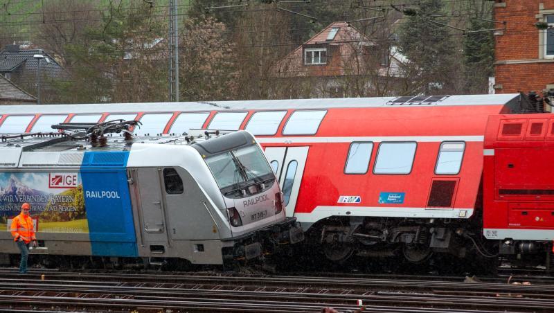 Entgleiste Züge stehen im Hauptbahnhof. Foto: Andre Höfig/dpa/Archiv