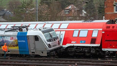 Entgleiste Züge stehen im Hauptbahnhof. Foto: Andre Höfig/dpa/Archiv