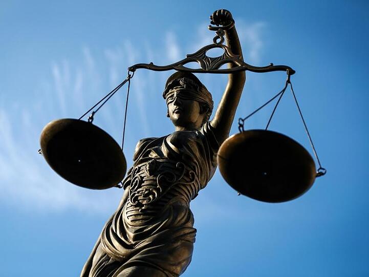 Eine Statue der Justitia hält eine Waage in ihrer Hand. Foto: David-Wolfgang Ebener/Archivbild