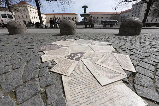 Ins Pflaster eingelassen vor dem LMU-Hauptgebäude sind Repliken von den Flugblättern der Widerstandsgruppe Weiße Rose. Ins Pflaster eingelassen vor dem LMU-Hauptgebäude sind Repliken von den Flugblättern der Widerstandsgruppe Weiße Rose.