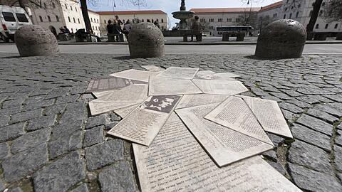 Geschwister-Scholl-Platz: Ins Pflaster eingelassen vor dem LMU-Hauptgebäude sind Repliken von den Flugblättern der Widerstandsgruppe Weiße Rose.