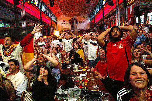 Fussball-Tempel Schrannenhalle: Rund 2000 Fans feierten hier am Montag den Sieg der deutschen Mannschaft über Österreich.